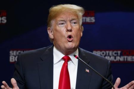 Presidente Trump elogia prohibición a jugadores NFL de arrodillarse