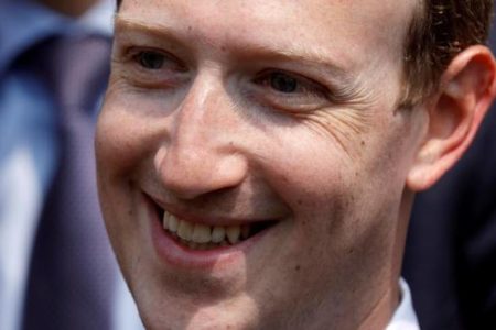 Acusan a Zuckerberg de crear un “sistema malicioso” para lucrarse con dato