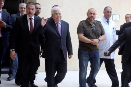 Presidente palestino Abas abandona el hospital tras ocho días de rumores