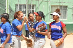 Selecciones de Cuba y R.Dominicana se miden en sóftbol femenino