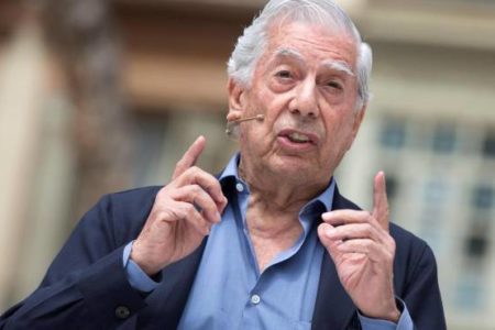 Vargas Llosa: “Hay que acercar la literatura a las estrellas”