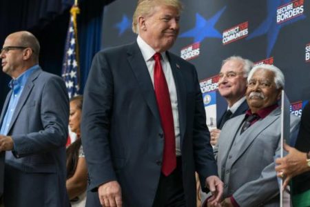 Donald Trump atiza debate y afirma que sin él “millones” vendrían ilegalmente a EEUU