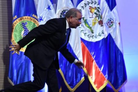 Danilo Medina se tropieza