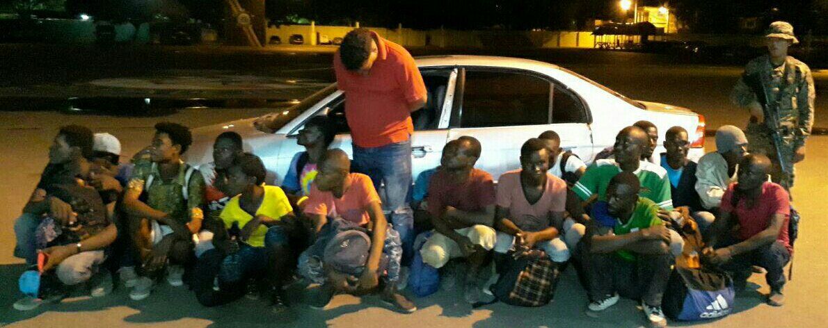 Arrestan a 17 nacionales haitianos indocumentados eran transportados en un carro en Mao Valverde