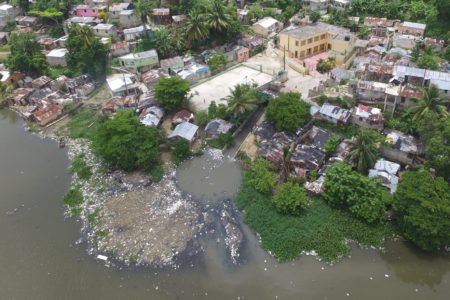 Ríos Ozama e Isabela se convierten en vertederos de sectores vulnerables