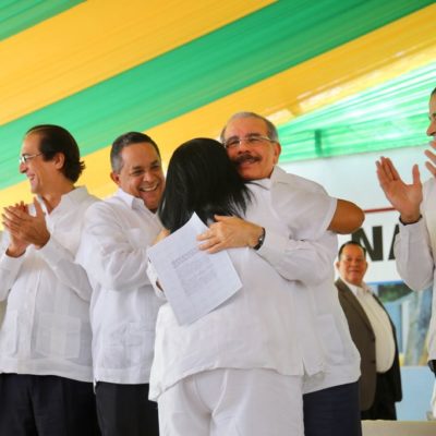 Presidente Danilo Medina entrega más de 800 Títulos Definitivos a cientos de familias en Azua