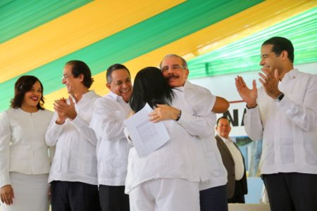 Presidente Danilo Medina entrega más de 800 Títulos Definitivos a cientos de familias en Azua