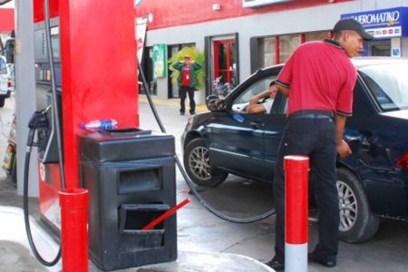 Combustibles bajan entre uno y cuatro pesos