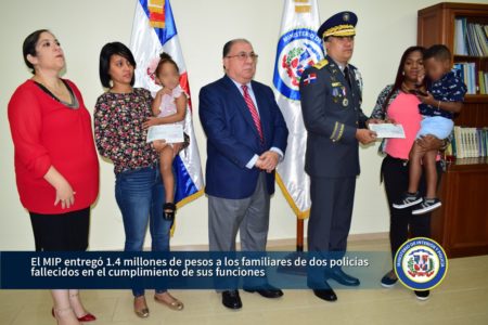 MIP entrega RD$1.4 MM a familiares policías fallecidos en el ejercicio de sus funciones