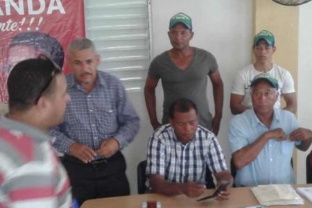 Campesinos denuncian que el bachatero Raulín Rodríguez intenta despojarles de parcelas