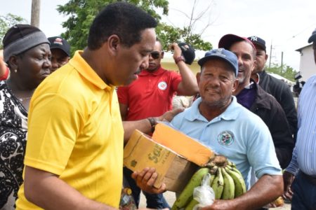 Gobierno realiza amplio operativo de entrega de alimentos en Barahona, Bahoruco en Independencia