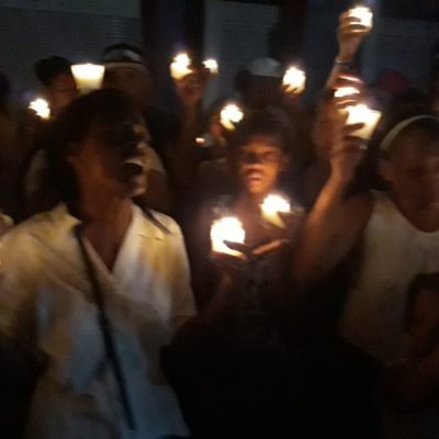 Las calles de Baní teñidas de luto tras el más reciente feminicidio registrado en un negocio de empanadas.