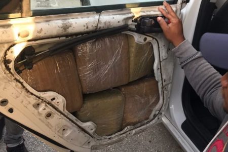 Policía detiene cuatro hombres que transportaban droga escondidas en las puertas de los carros