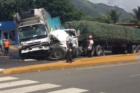 BONAO: Un muerto y dos heridos deja choque camioneta-patana