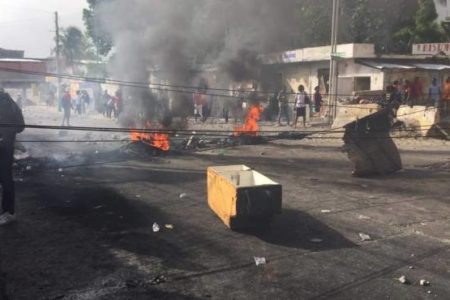 Gobierno haitiano revoca aumento de precio de los combustibles ante violentas protestas