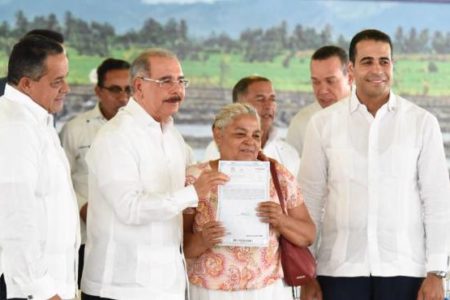 Presidente Danilo Medina entrega 457 títulos de propiedad en Monte Plata