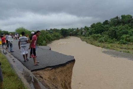 Colapsa tramo de acceso a San Cristóbal por la autopista 6 de Noviembre