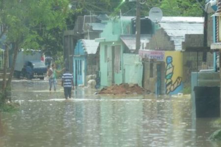 El barrio La Ciénaga, en Sabana Perdida, está bajo agua; otros sectores también impactados