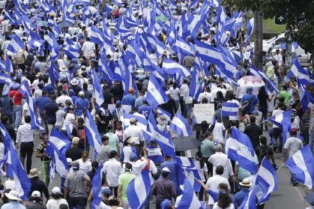 Miles de opositores exigen la dimisión de Ortega por violencia en Nicaragua