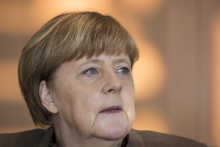 Merkel pide fin a la disputa comercial transcontinental
