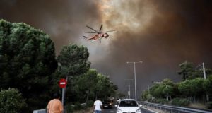 El Gobierno griego confirma ya 20 muertos en los incendios que rodean Atenas