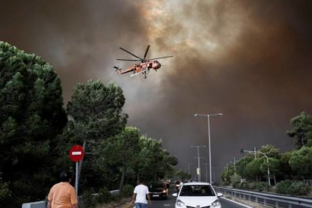 El Gobierno griego confirma ya 20 muertos en los incendios que rodean Atenas