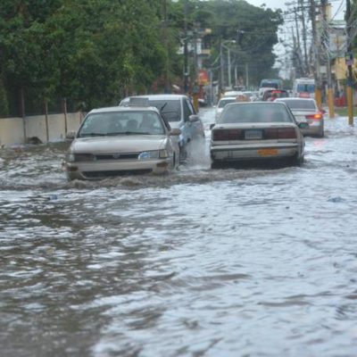 Sectores de Santo Domingo se inundan ante llegada de Beryl