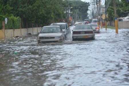 Sectores de Santo Domingo se inundan ante llegada de Beryl