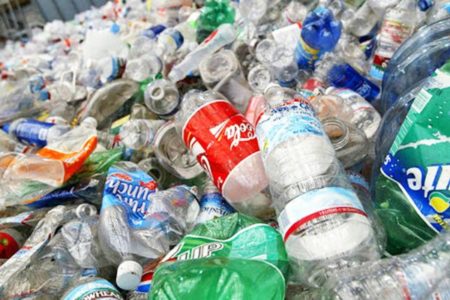 Gestionan reducir uso de plásticos en tiendas y supermercados de la RD
