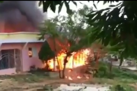 Incendio reduce a ceniza una vivienda en el barrio Villa Guerrero de esta ciudad de El Seibo.
