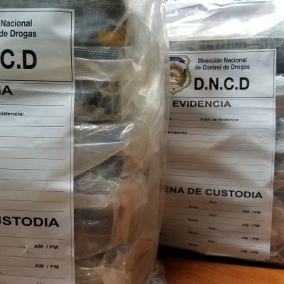 DNCD ocupa 13 paquetes de cocaína y apresa a tres personas vinculadas al alijo