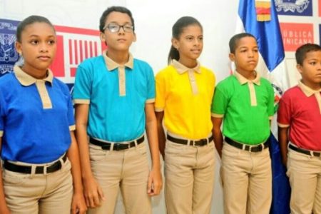 Estudiantes podrán asistir a las escuelas con los uniformes del año pasado