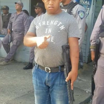 Joven con posible síndrome de down transita en calles durante huelga en Navarrte con un arma de fuego de alto calibre aparentemente artificial