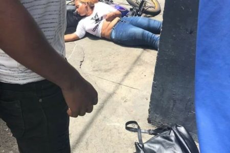 Mujer muere en accidente de motocicleta al ser impactada por yipeta en Villa Juana