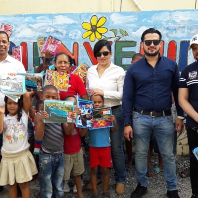 Promueve inicio a clases con entrega útiles escolares en Santo Domingo Norte