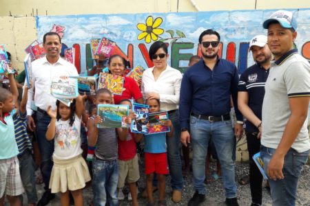 Promueve inicio a clases con entrega útiles escolares en Santo Domingo Norte
