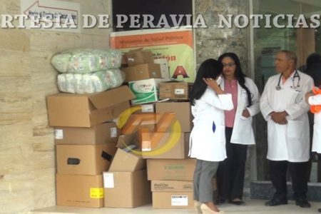 Senador Guerrero entrega donativo a hospitales.