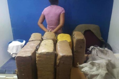 Apresan joven y ocupan siete pacas de Marihuana en Dajabón