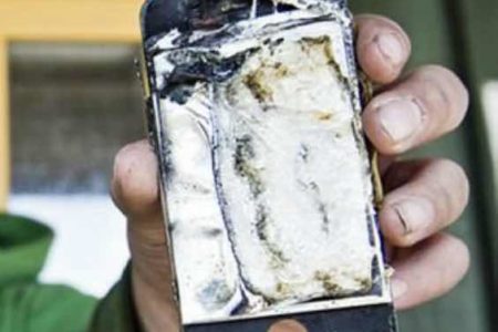 Mujer muere electrocutada al conectar celular