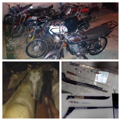 Policía apresa varios prófugos en SDE, ocupa armas, recupera carro y retiene un camión lleno de caballos