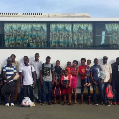 ERD detiene autobus con 18 nacionales haitianos.