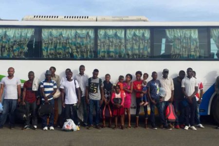ERD detiene autobus con 18 nacionales haitianos.