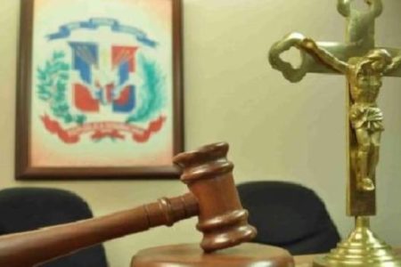 Prisión de tres meses a policías acusados de robar RD$1.5 millones a una mujer mediante un “tumbe”