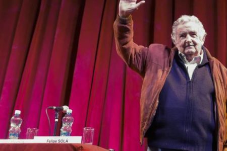 Expresidente Mujica deja su cargo de senador en Uruguay