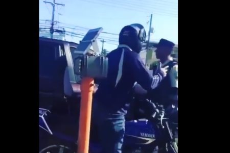 Hombres armados obligan a agentes a dejar ir a motorizado que tenían detenido