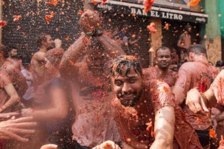 Ciudad española de Buñol celebra su “Tomatina” concienciada contra machismo