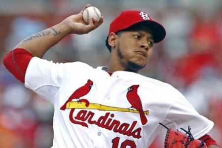 Carlos Martínez lanza por primera vez luego de lesión