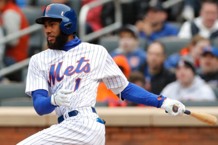 Amed Rosario realiza donaciones escolares