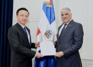 Canciller Miguel Vargas recibe copias  de estilo del embajador de China