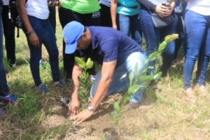 Hospital Ney Arias Lora siembra cientos de árboles durante una jornada de reforestación en Los Humedales del Ozama y apadrina el “Bosque de la Salud”